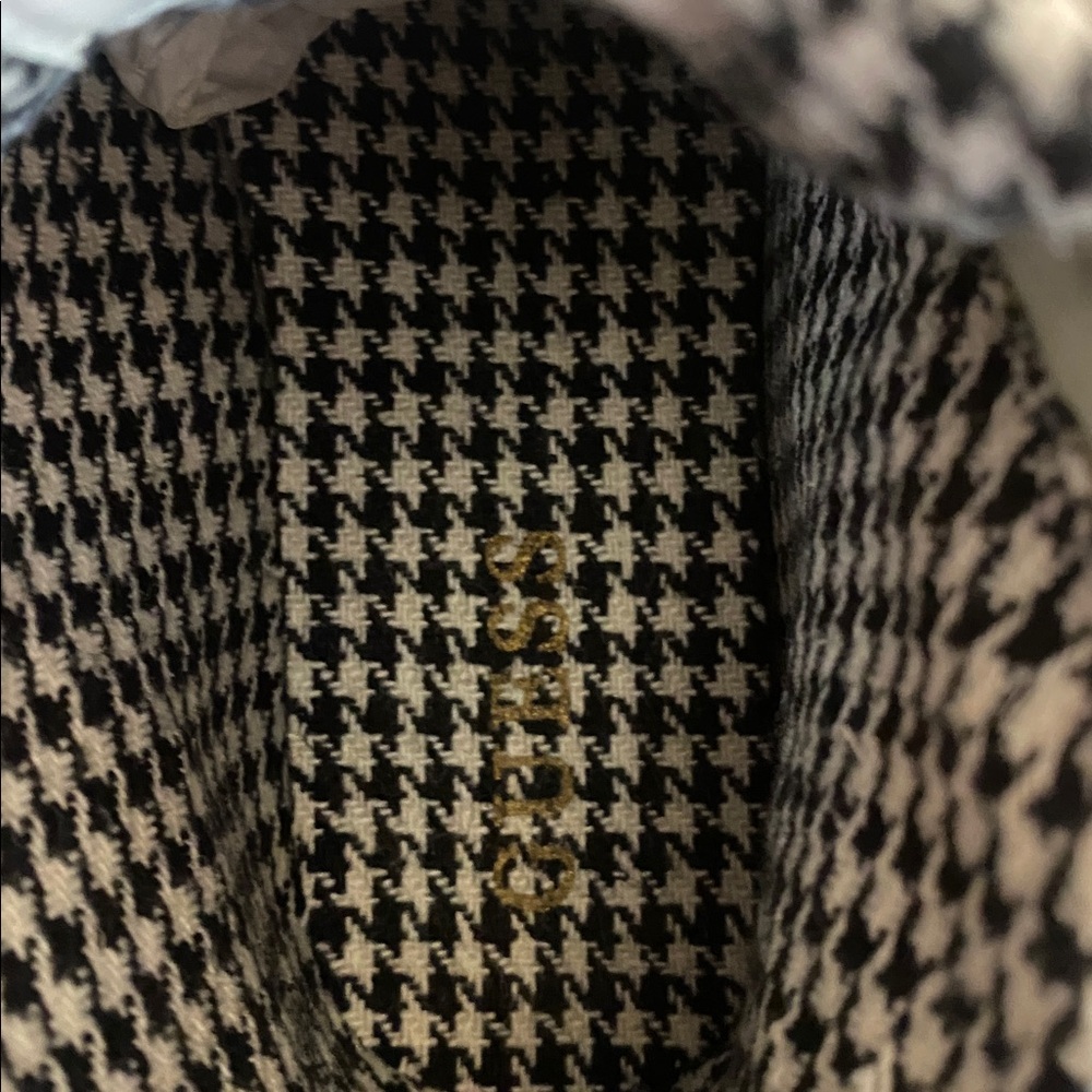 Guess Black and White Sneakers with gold and silver accents. Size 6 1/2 - Picture 14 of 15
